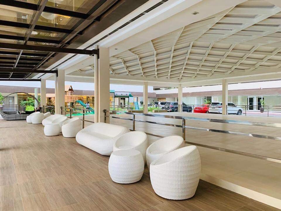 Bamboo Bay Condominium near UC Med & Chong Hua Hospital, CDU School, SM Mall, Ayala Mall and IT Park - studio condo unit - Housity