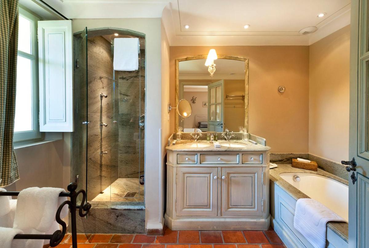 Salle de bains dans l'établissement Bastide Saint Antoine - Relais & Châteaux