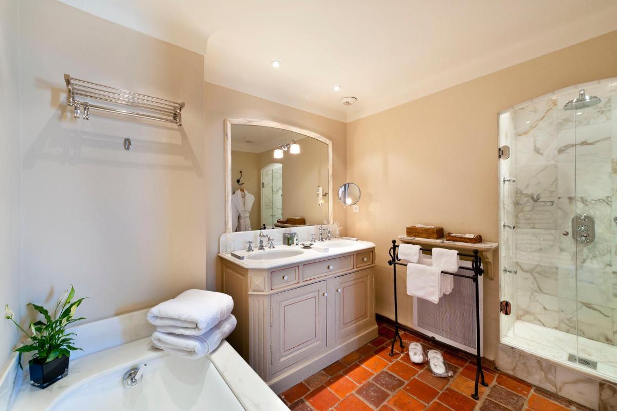 Salle de bains dans l'établissement Bastide Saint Antoine - Relais & Châteaux