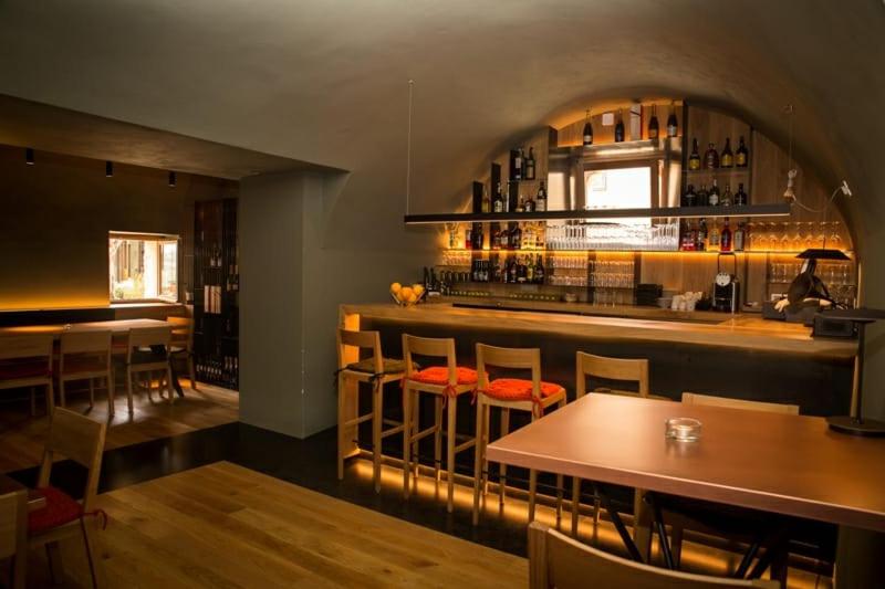 Un restaurante o sitio para comer en Hotel Mas Bosch 1526