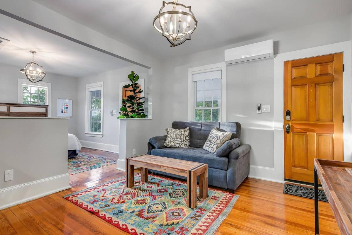 McKenize Guest House: Marble Falls Suite 1 BD, 1BA - Housity