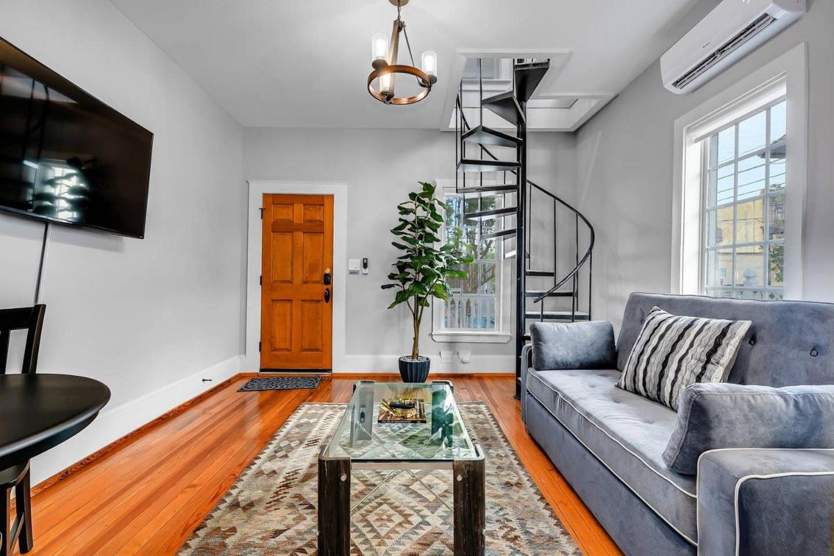 McKenize Guest House: Travis Suite 1 BD, 1BA - Housity
