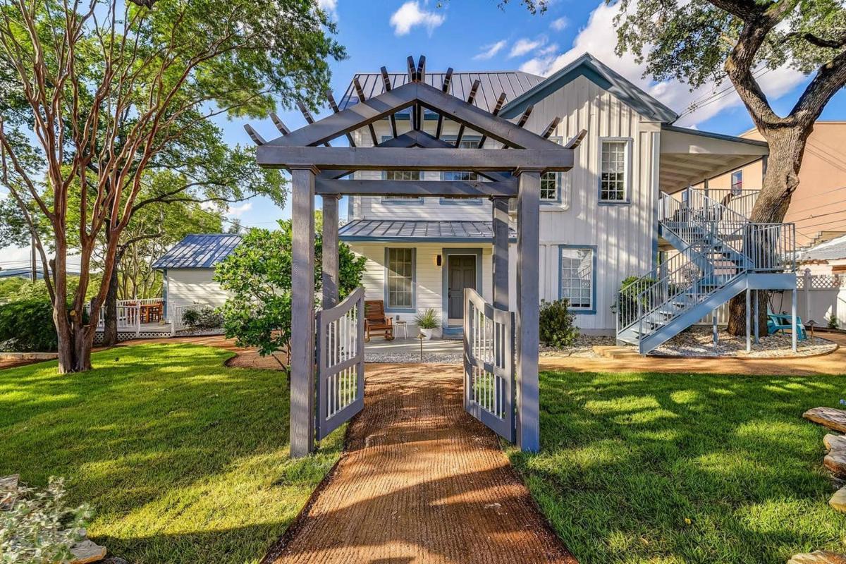 McKenize Guest House: LBJ Suite 1 BD, 1BA - Housity