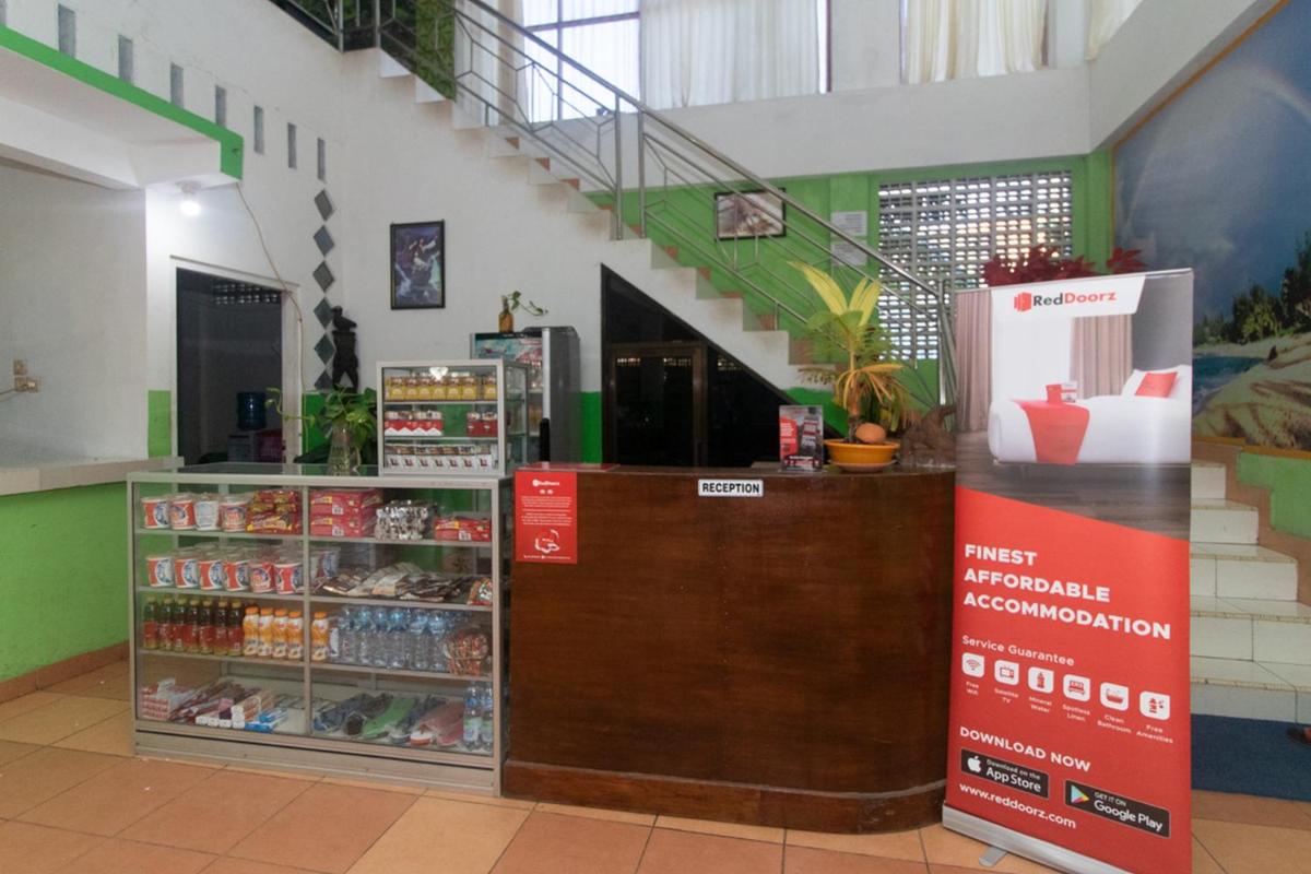 RedDoorz @ Frans Seda Kupang - Housity