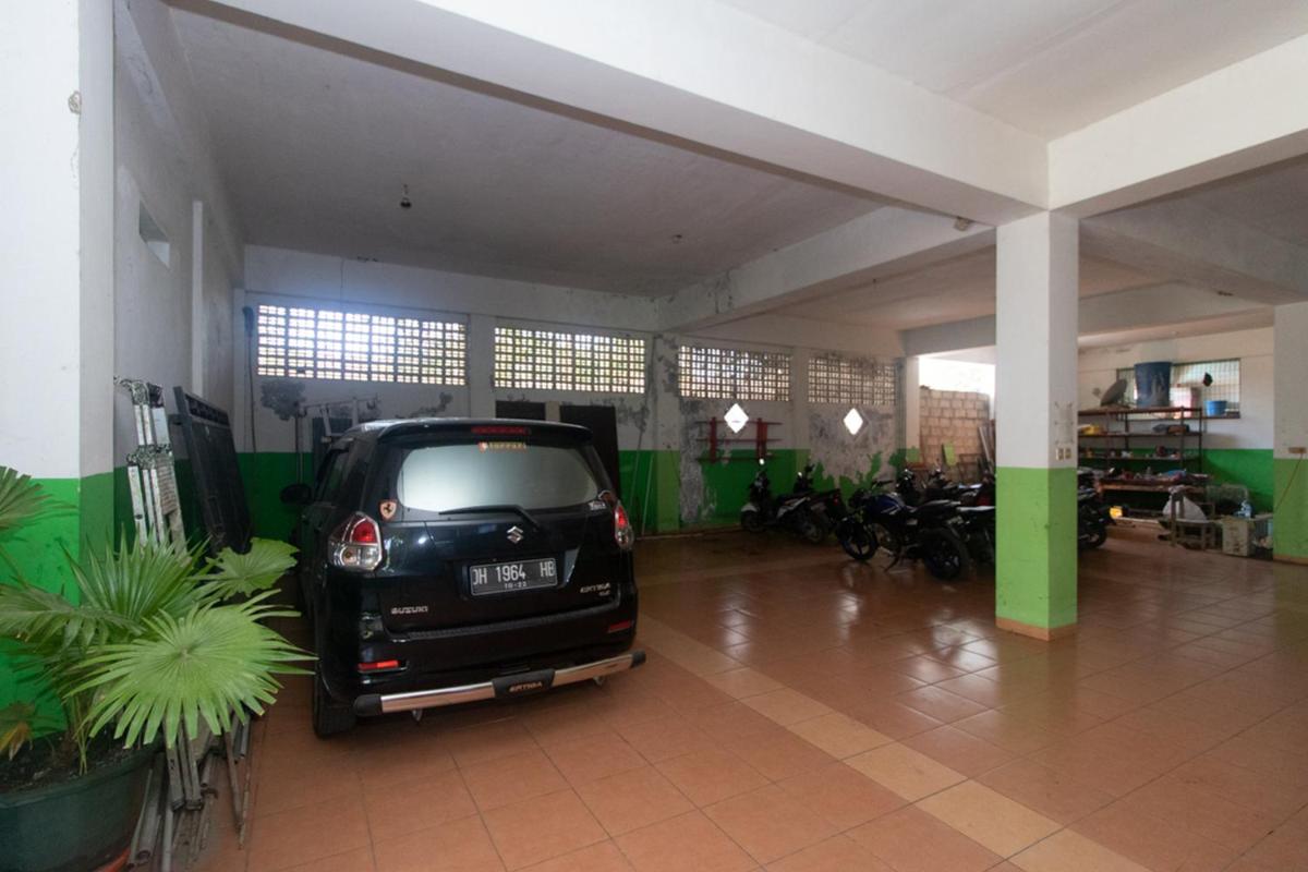RedDoorz @ Frans Seda Kupang - Housity