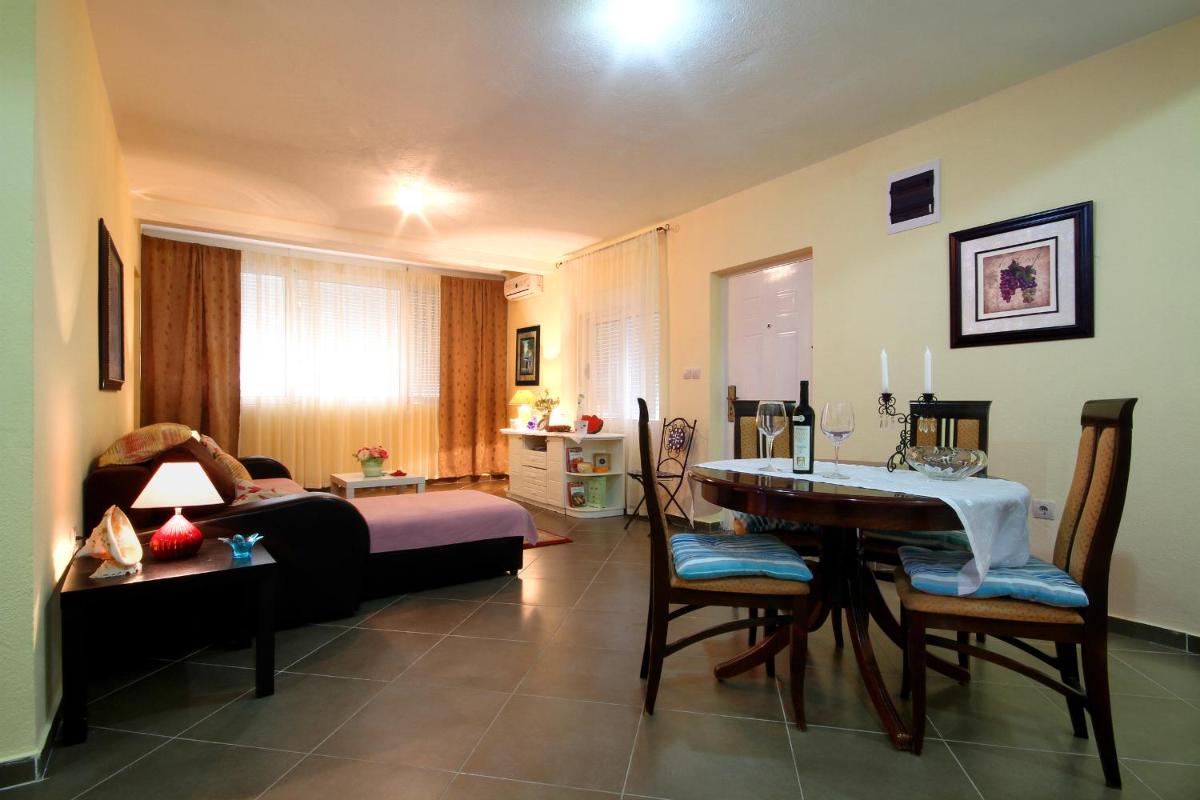 Lighthouse Apartments - Hizvo