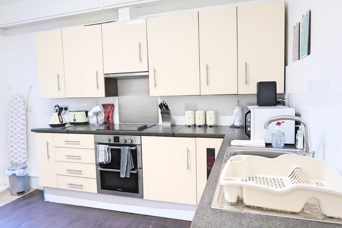 Whitburn Guest House About 7 mins Walk To The City Free Internet TV - Housity