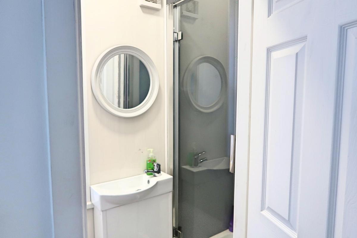 Whitburn Guest House About 7 mins Walk To The City Free Internet TV - Housity