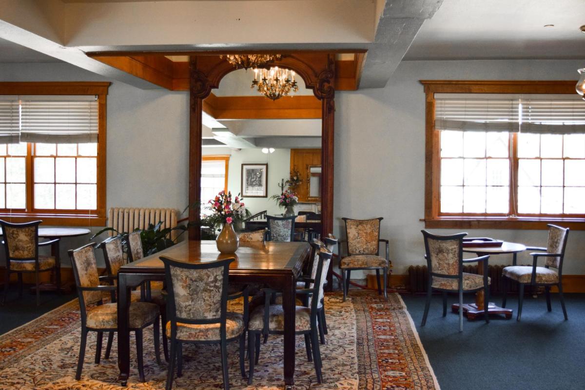 The Outing Lodge - Housity