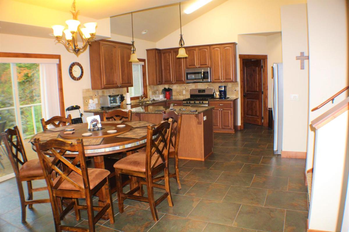 Hayden Lake Views - Sleeps 6 - Housity