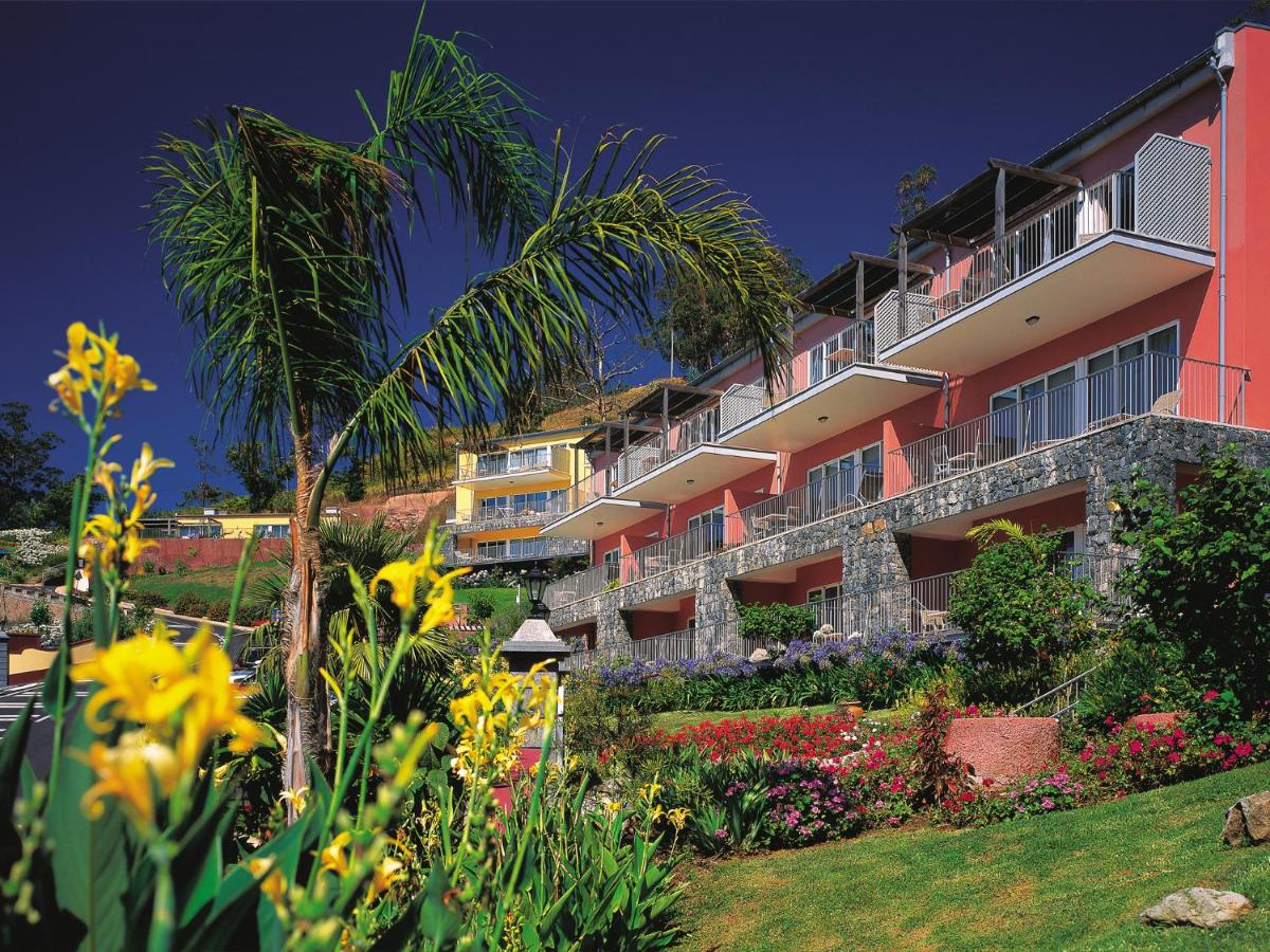 um edifício com um jardim na frente em Village Cabo Girao em Câmara de Lobos