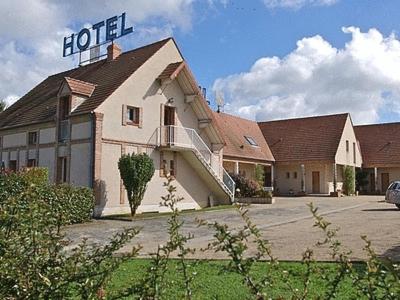 un bâtiment d'hôtel avec une enseigne au sommet dans l'établissement Logis Hotel Le Nuage, à La Bussière
