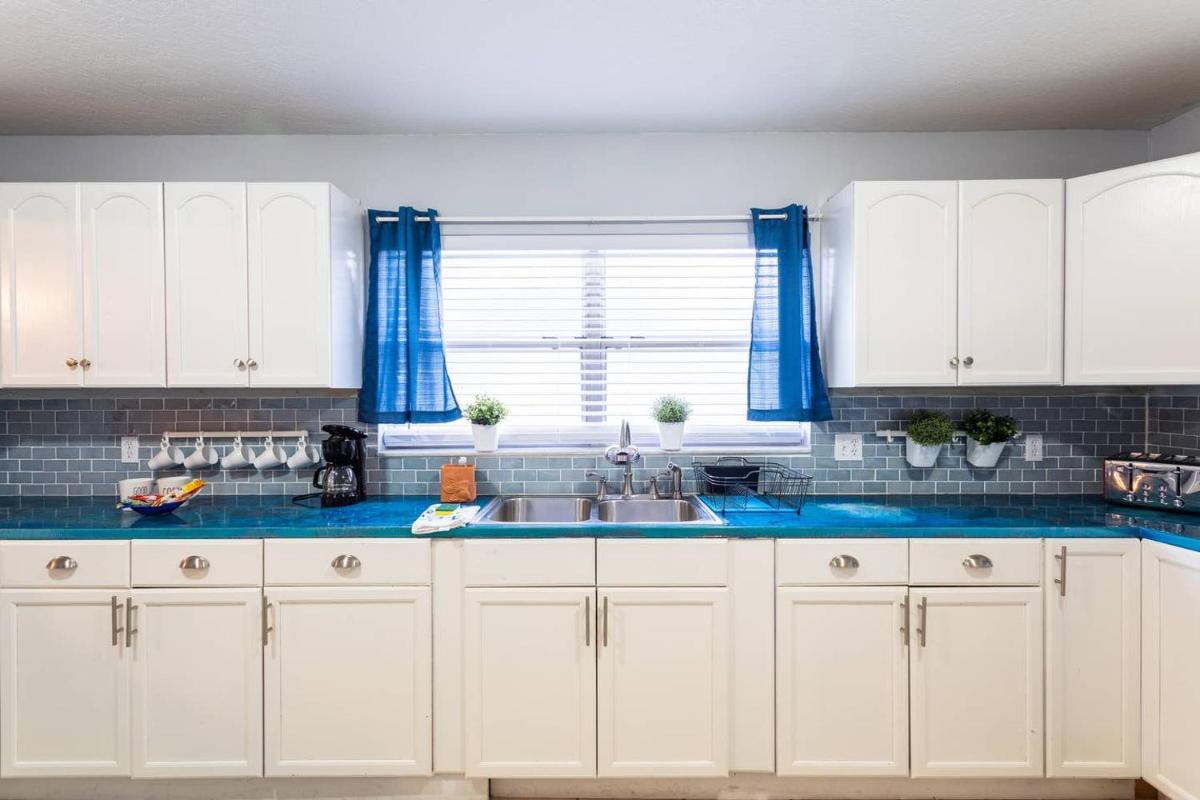 Manatee River Cottage in Historical OldTown, sleeps up to 7 people - Housity
