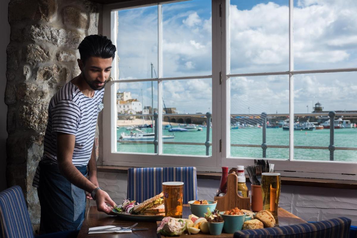 Lifeboat Inn - Housity