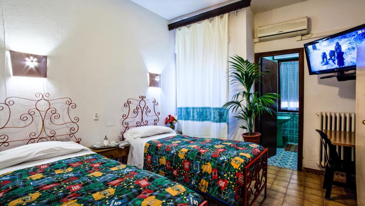 Hotel Villarosa con Vespa Rent - Housity