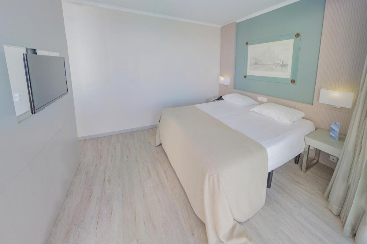 Uma cama ou camas num quarto em Hotel Orca Praia
