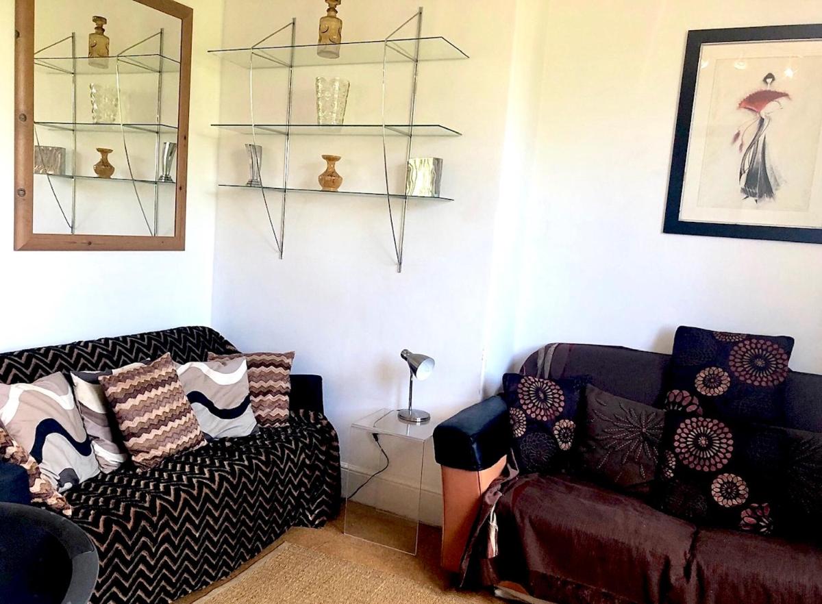 Lauras Townhouse Apartments Erte's Atelier - Housity