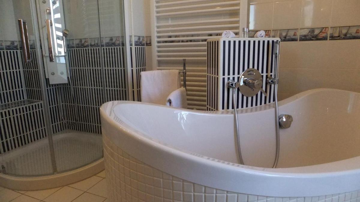 Hotel & Restaurant Utkiek - Housity
