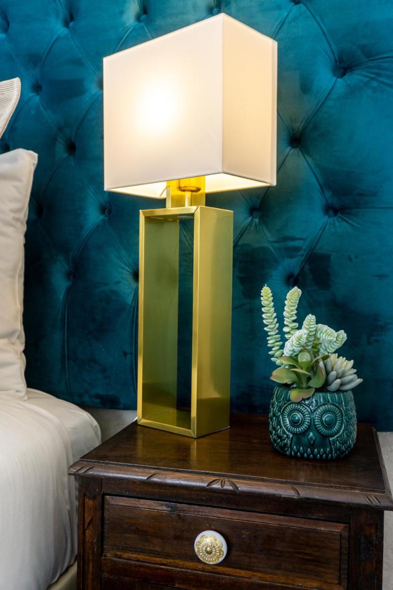 Gaze out at the City in a Retro-Chic Getaway - Housity