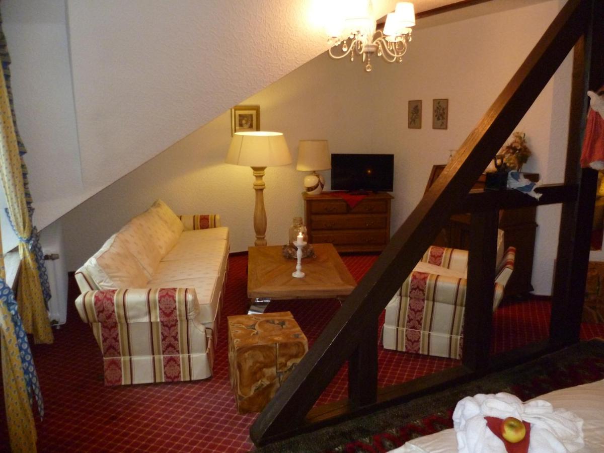 Ein Sitzbereich in der Unterkunft Wellness und Romantik Hotel Helmboldt