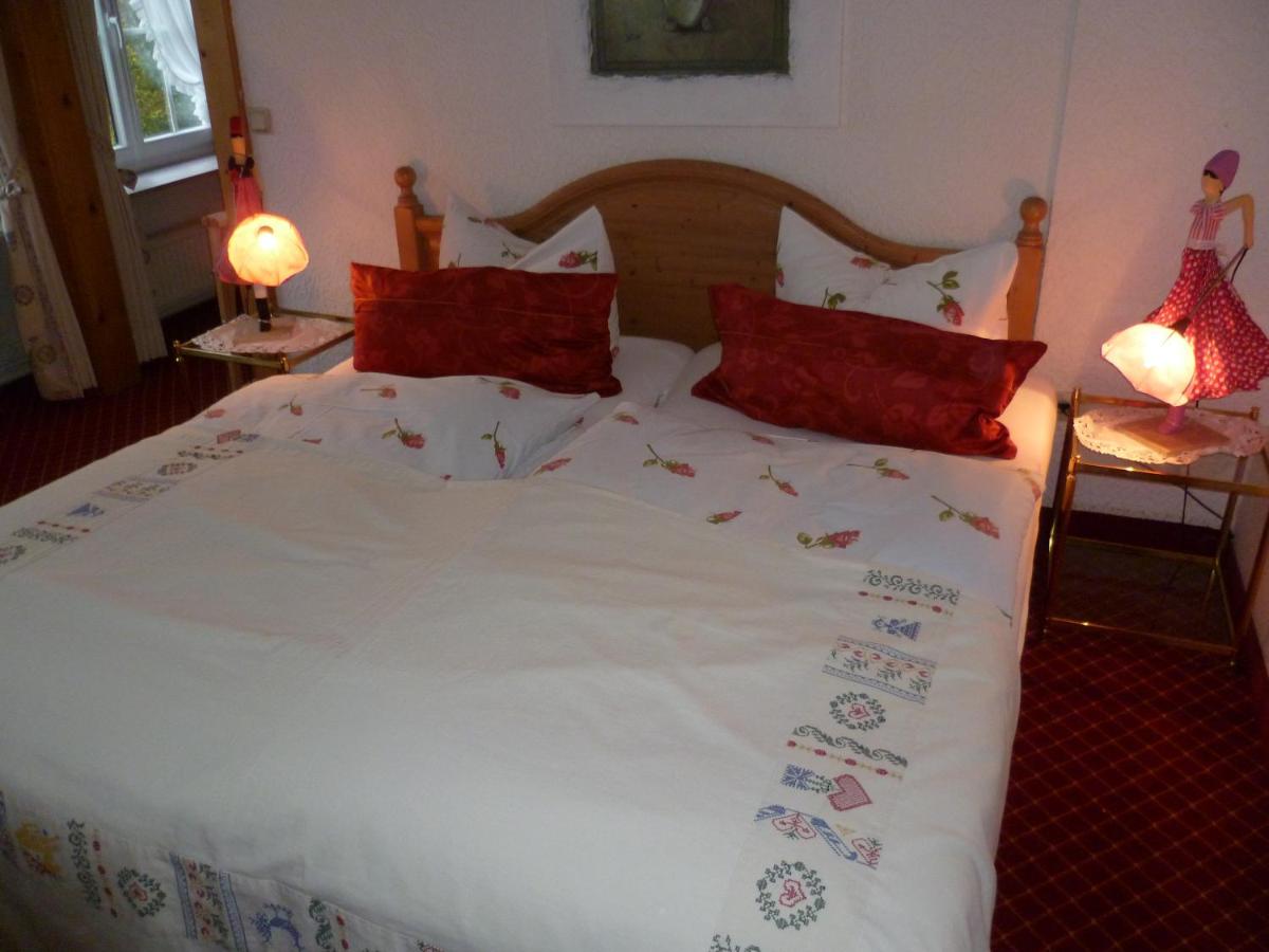 Ein Bett oder Betten in einem Zimmer der Unterkunft Wellness und Romantik Hotel Helmboldt