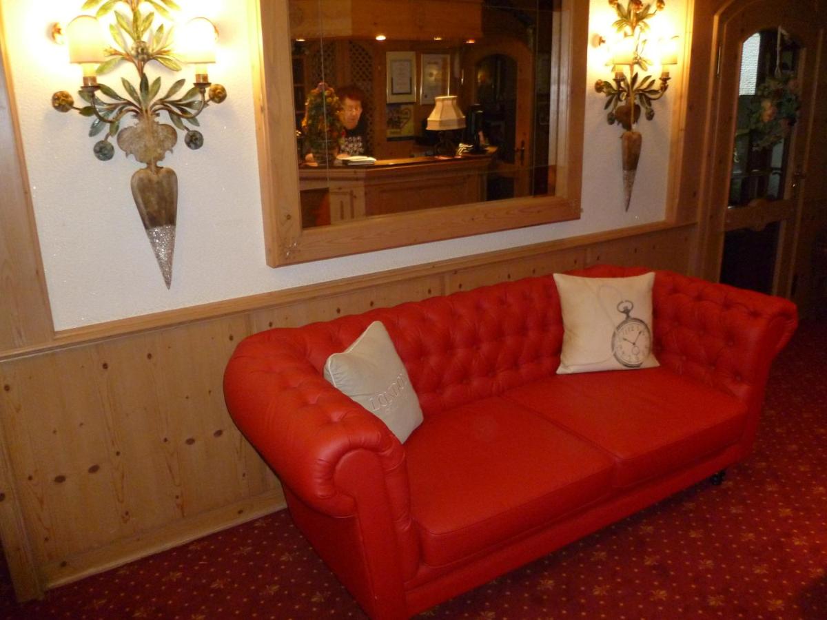 Ein Sitzbereich in der Unterkunft Wellness und Romantik Hotel Helmboldt