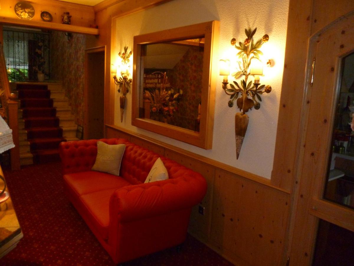 Ein Sitzbereich in der Unterkunft Wellness und Romantik Hotel Helmboldt