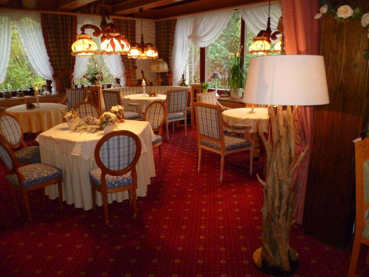 Ein Restaurant oder anderes Speiselokal in der Unterkunft Wellness und Romantik Hotel Helmboldt