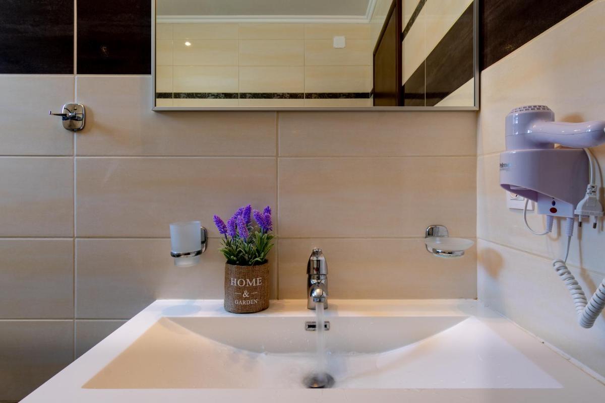 Suitetrails - Akis Villa Studios & Apartment with Pool by Hotelius