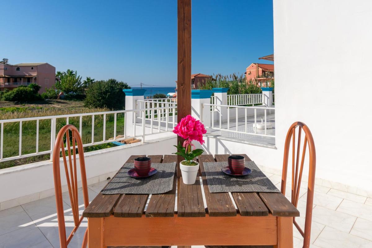 Suitetrails - Akis Villa Studios & Apartment with Pool by Hotelius