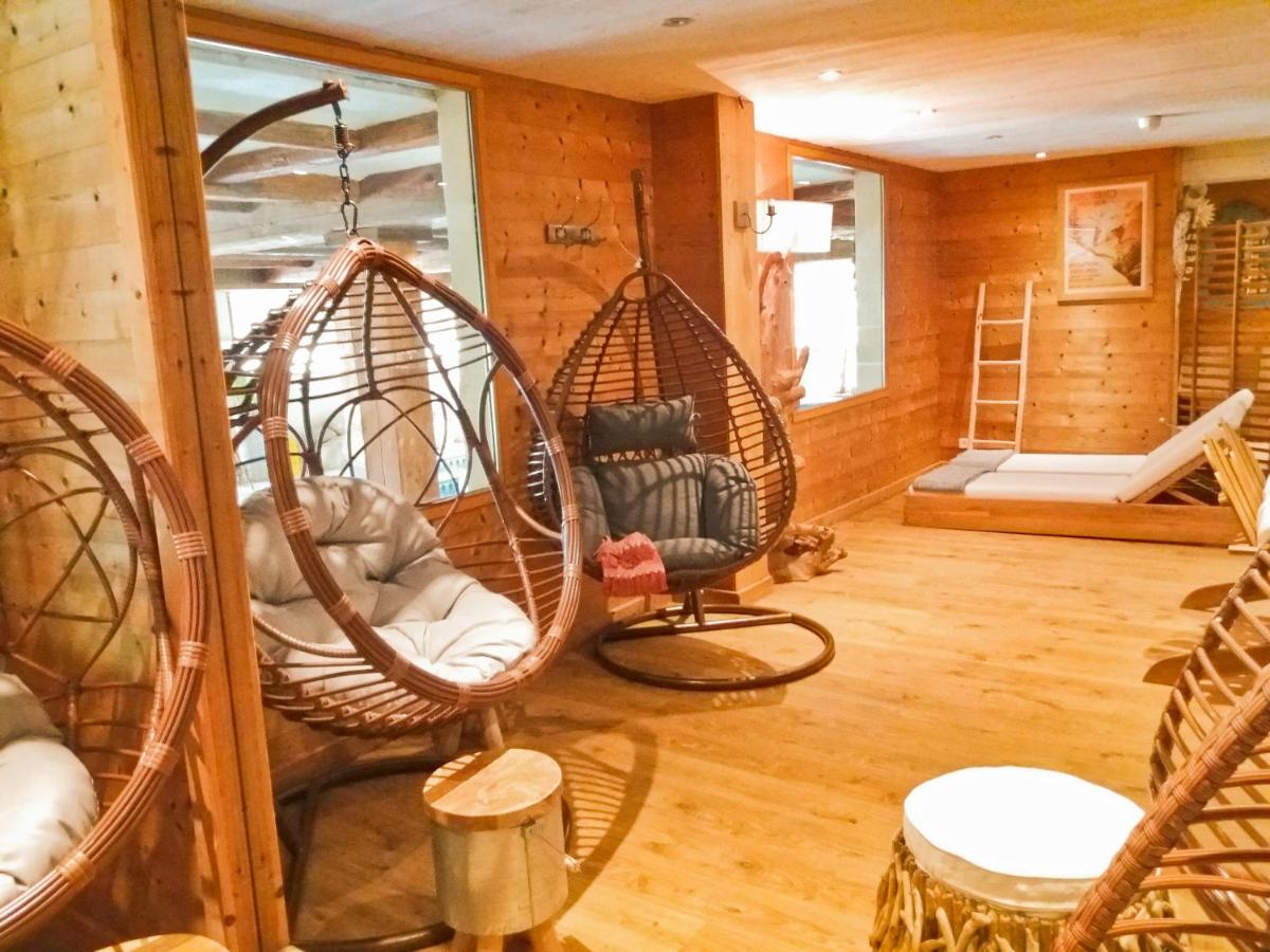 une chambre avec deux chaises suspendues et un hamac dans l'établissement Les Grands Montets Hotel & Spa, à Chamonix-Mont-Blanc
