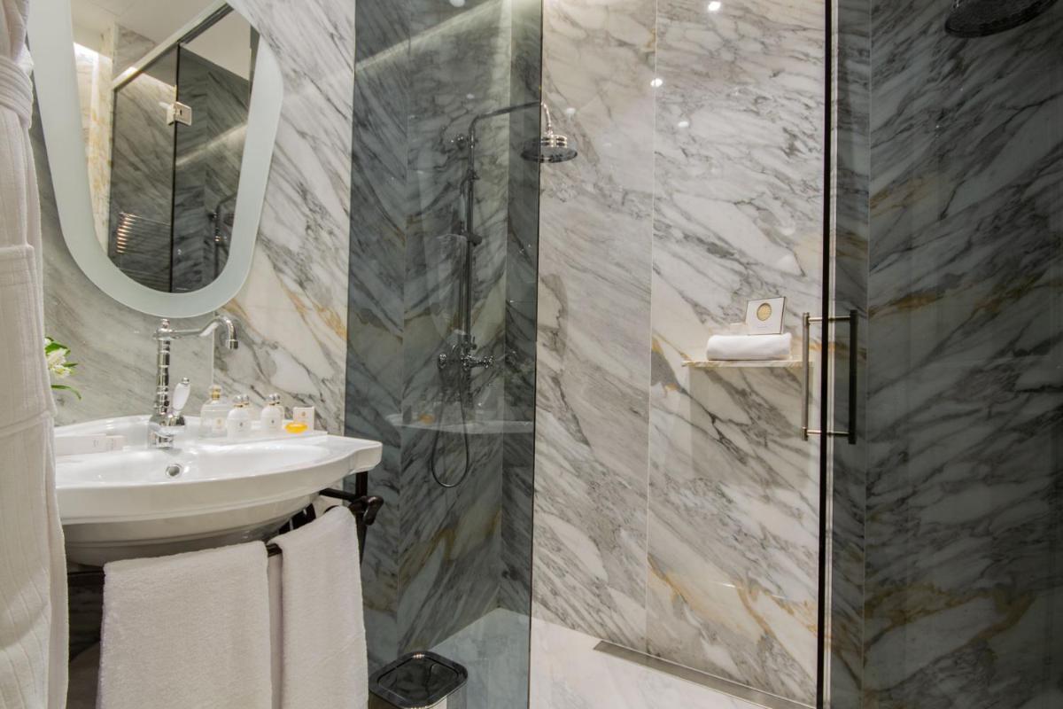 Un baño de MYR Palacio Vallier