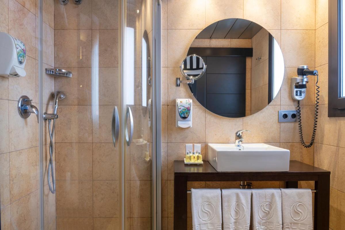 Un baño de Salles Hotel Aeroport de Girona
