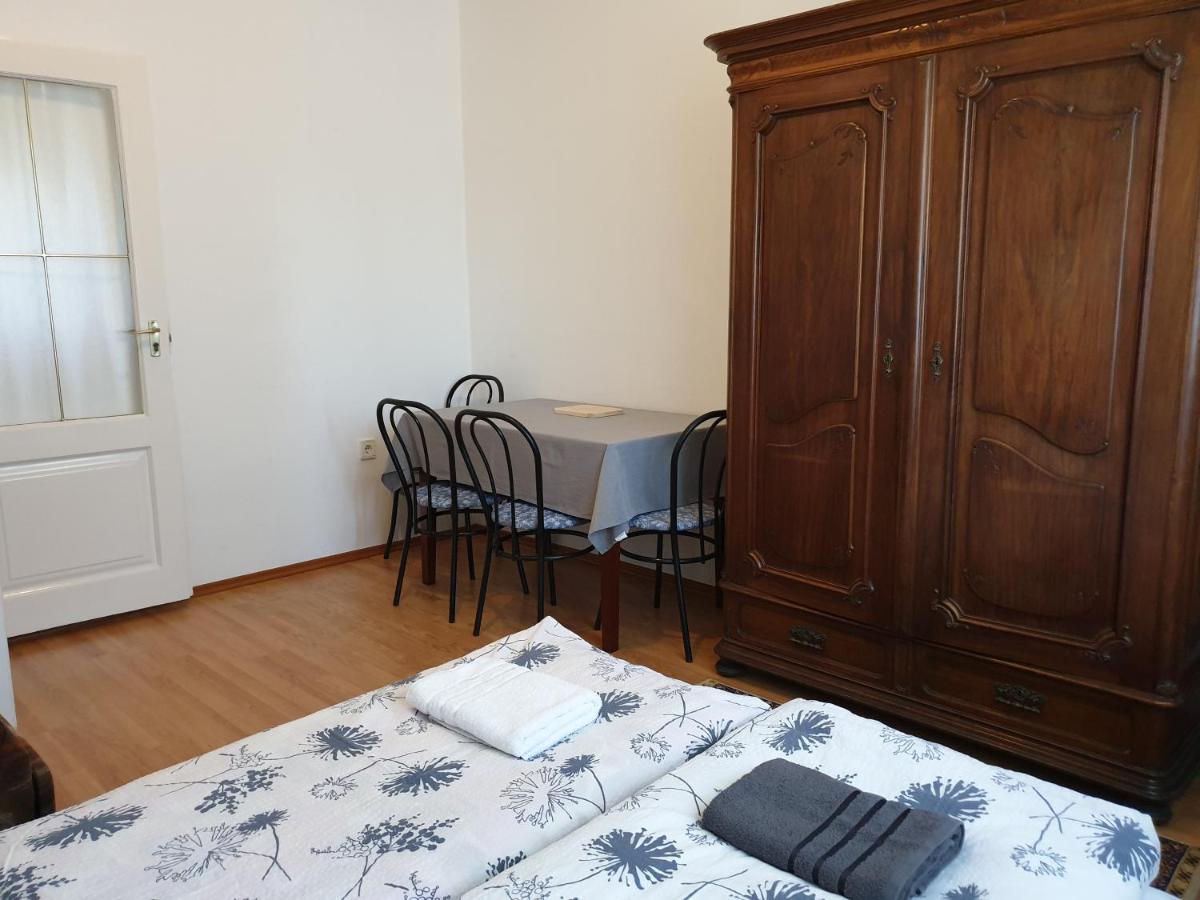 Fertődi Kúria Vendégház - Housity