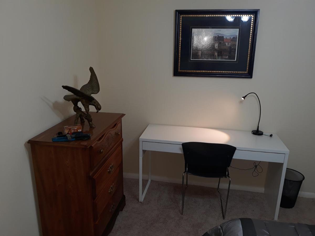 King bed room, large guest family room, Guest Office in modern spacious home - Housity