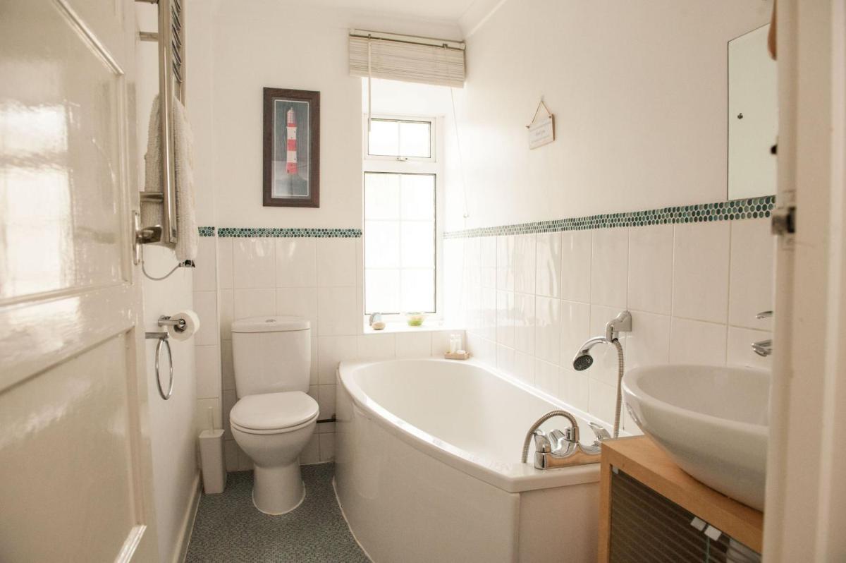 Teal House - Free parking permit & 250m level walk to the beach - Housity