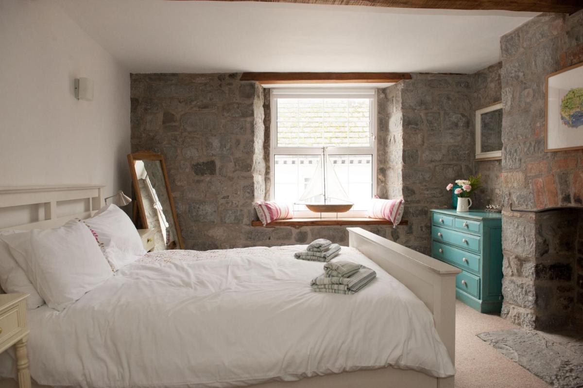 Teal House - Free parking permit & 250m level walk to the beach - Housity