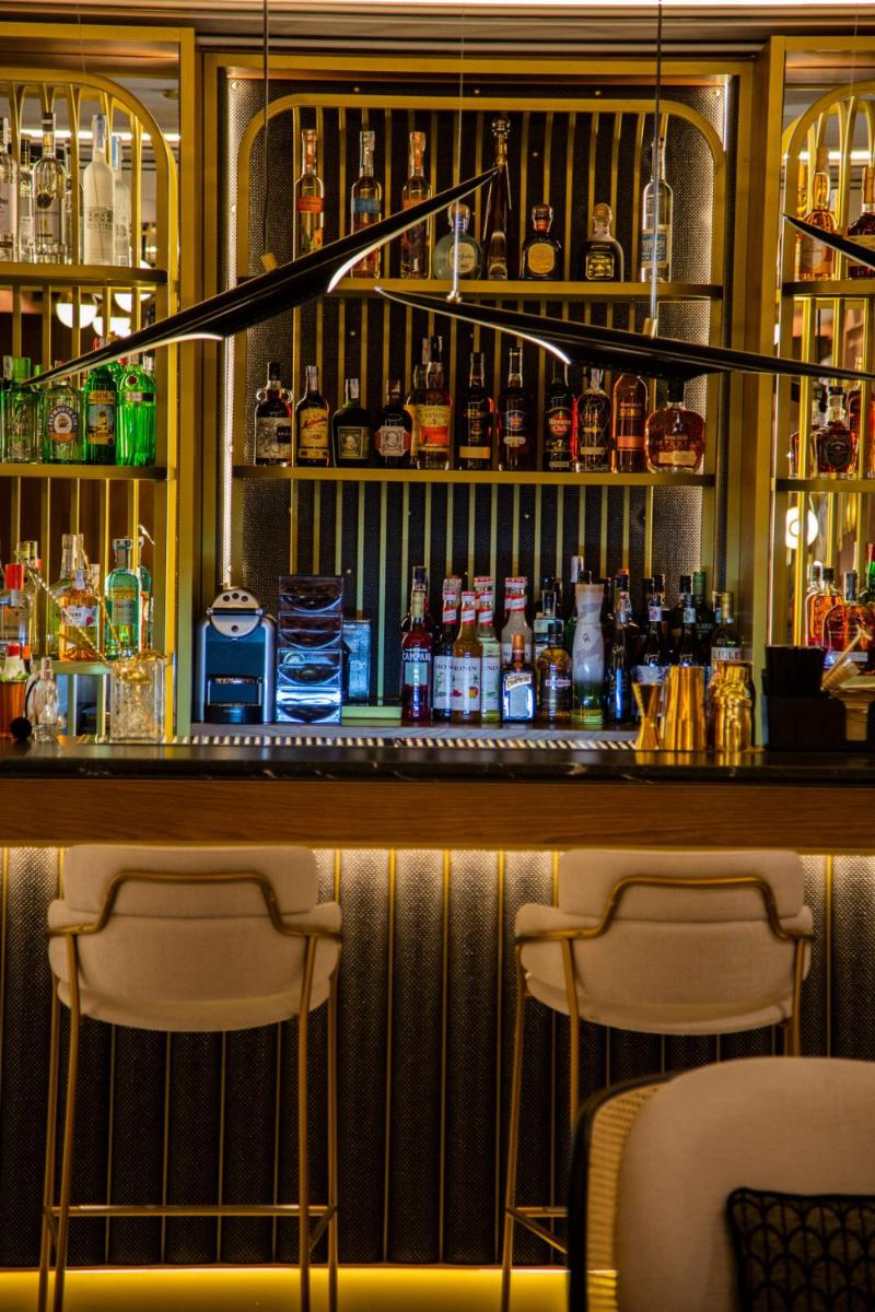 El salón o zona de bar de MYR Palacio Vallier
