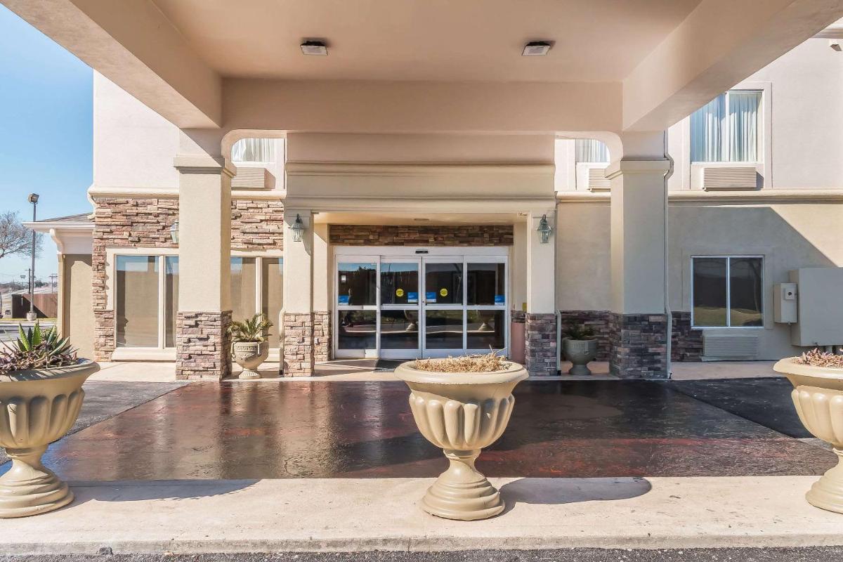 Comfort Inn near Frost Bank Center - Housity
