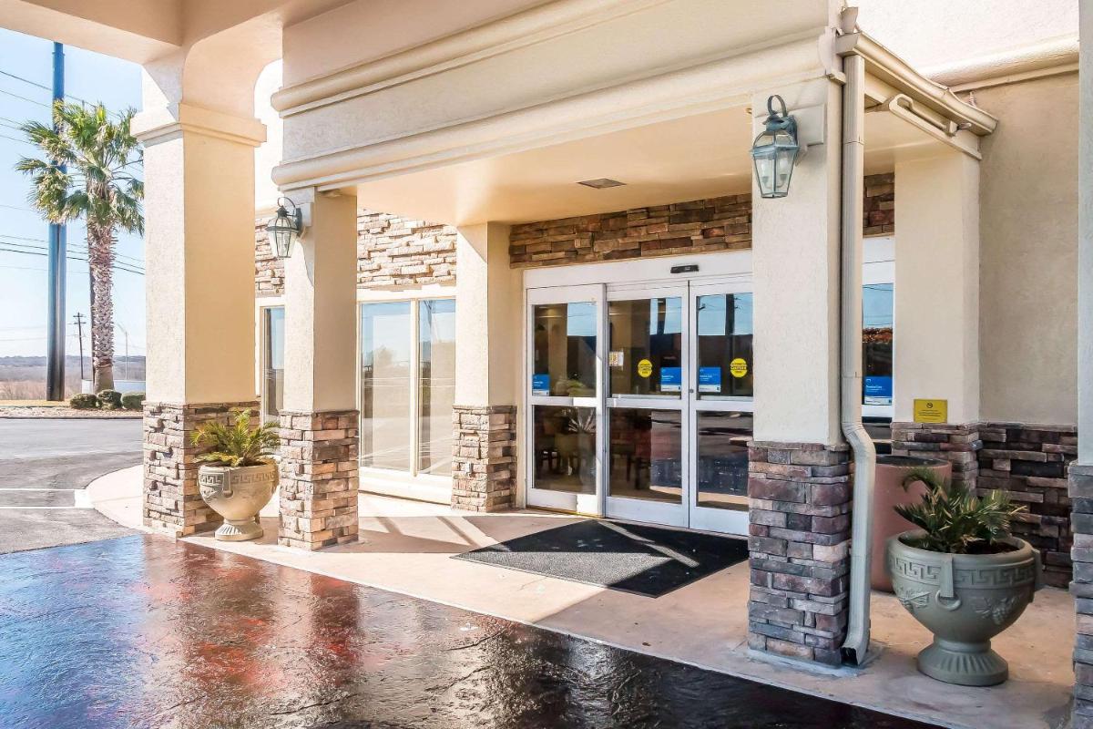 Comfort Inn near Frost Bank Center - Housity
