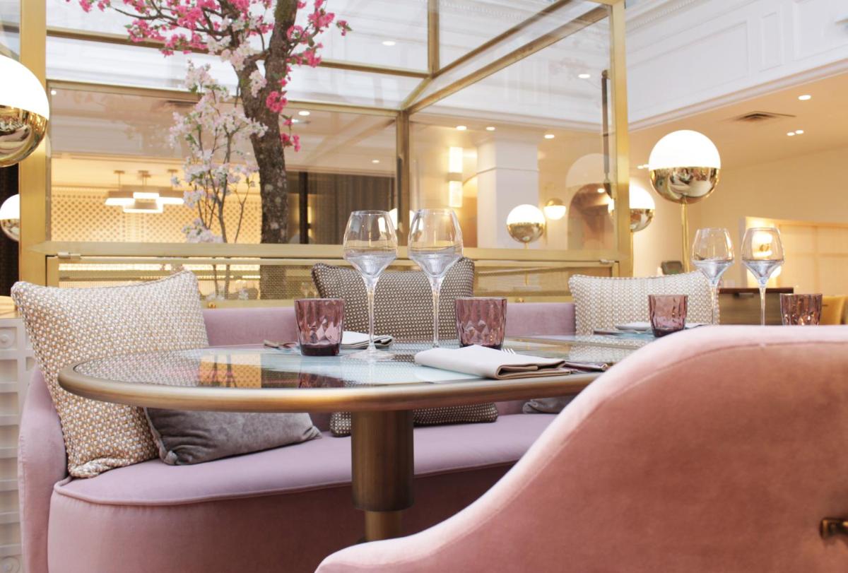 Coin salon dans l'établissement Sofitel Le Scribe Paris Opera