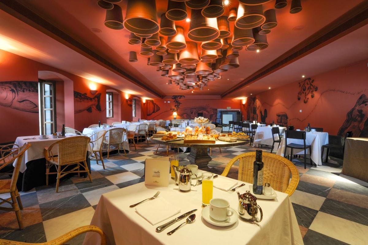 Un restaurante o sitio para comer en Parador de Corias