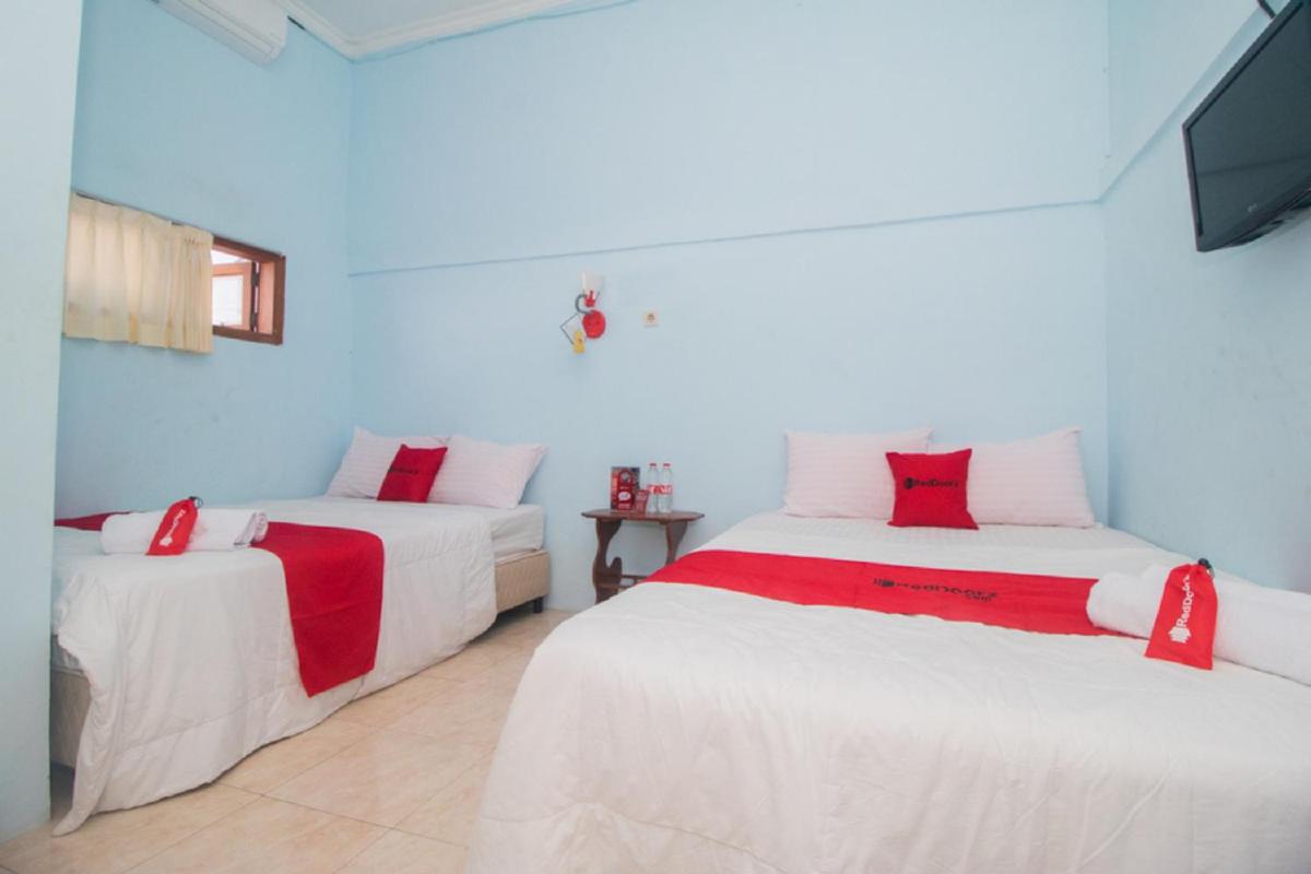 RedDoorz near Pantai Boom - Housity
