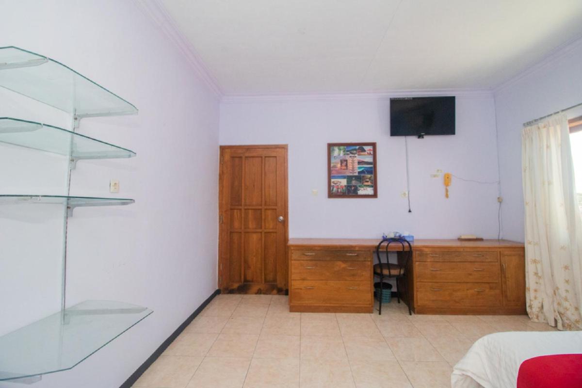 RedDoorz near Pantai Boom - Housity