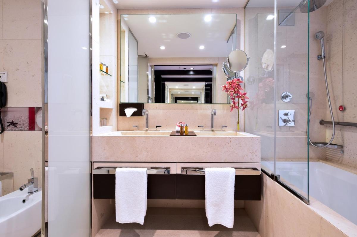 Uma casa de banho em Porto Palácio Hotel by The Editory
