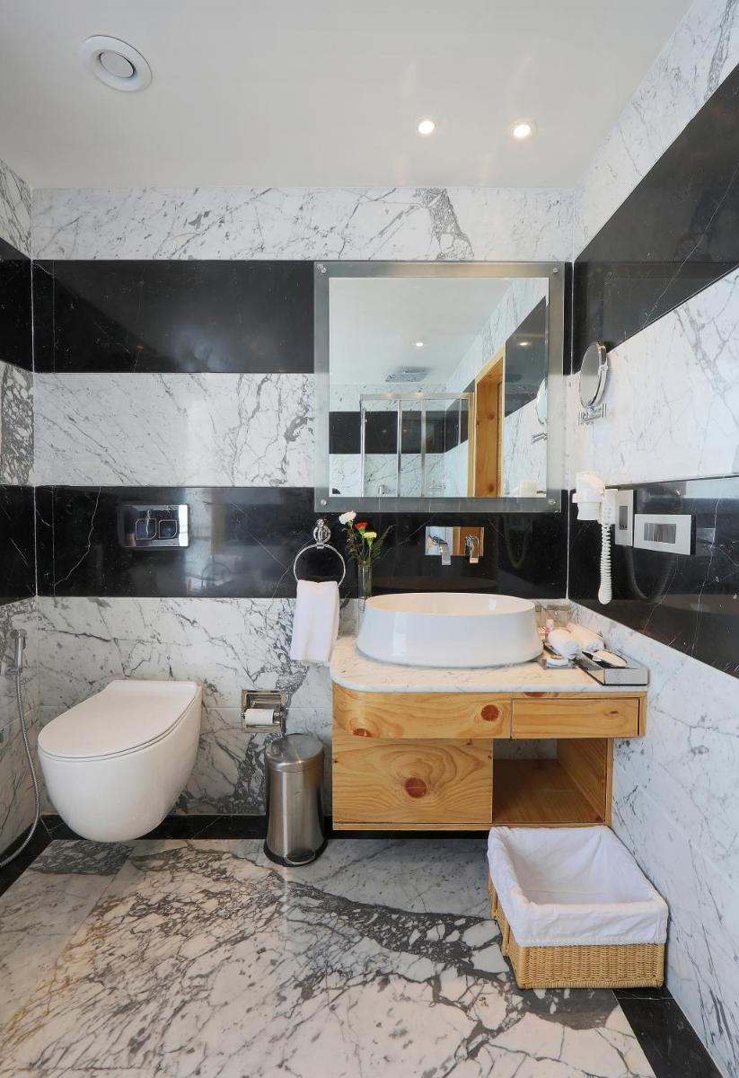 a bathroom with a tub and a toilet and a sink at Welcomhotel by ITC Hotels, Shimla in Shimla