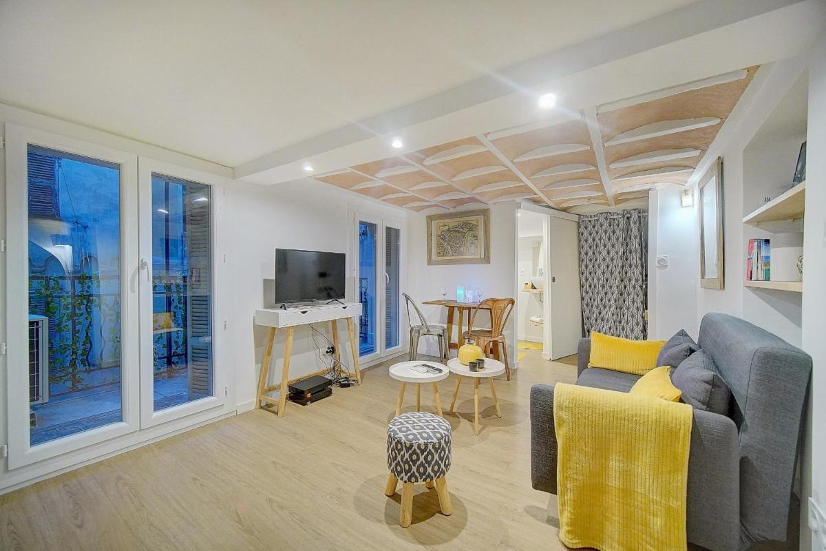 #31 Comfy place in the Old Town Balcony & AC 2Min to Beach - Housity