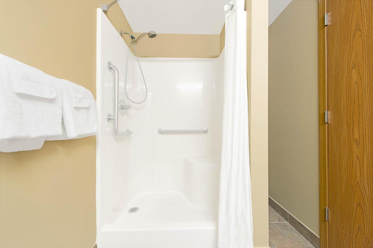 Super 8 by Wyndham St. Clair MO - Housity