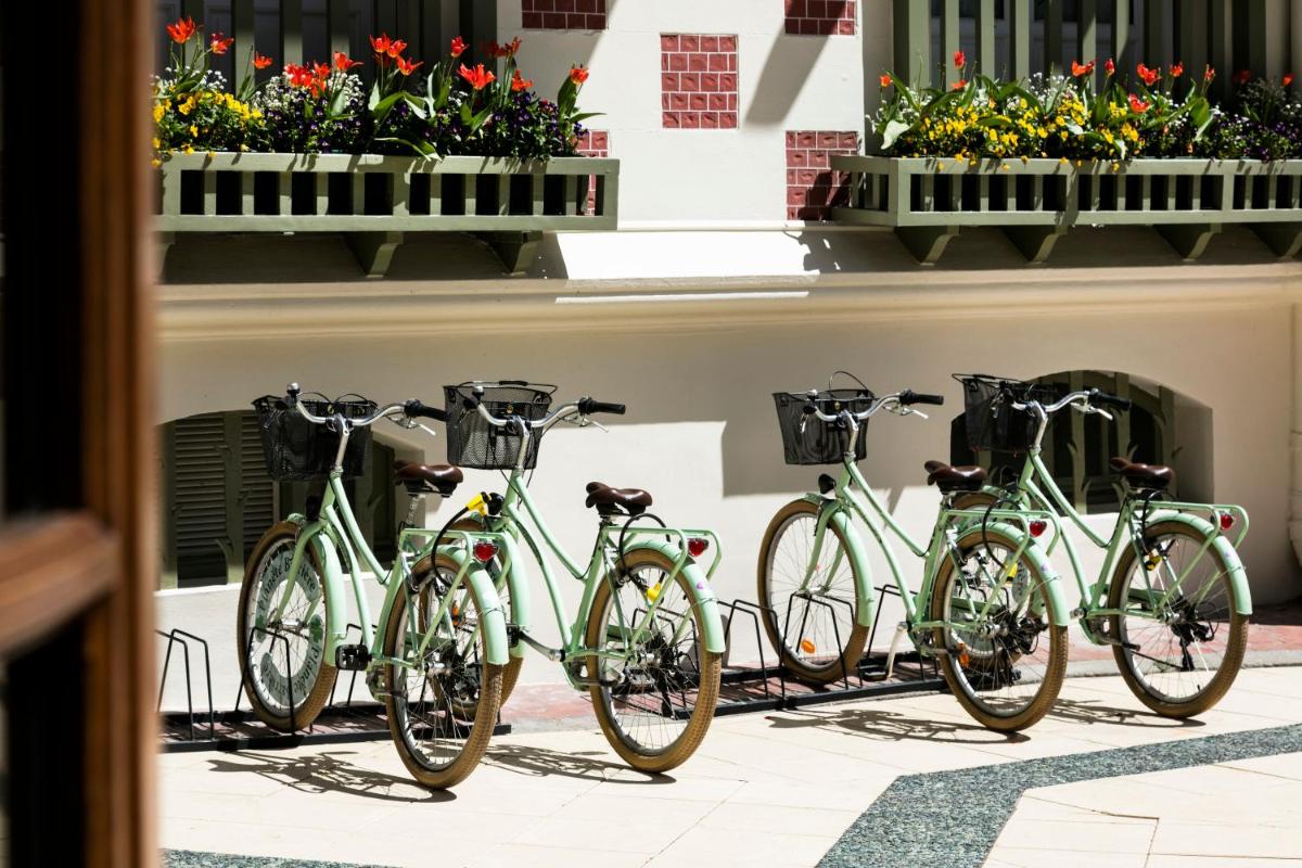 Vélo sur le terrain de l'établissement Hôtel Barrière Le Normandy ou dans les environs