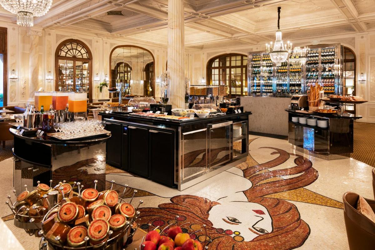 - un restaurant avec buffet à l'étage dans l'établissement Hôtel Barrière Le Normandy, à Deauville - un restaurant avec buffet à l'étage dans l'établissement Hôtel Barrière Le Normandy, à Deauville